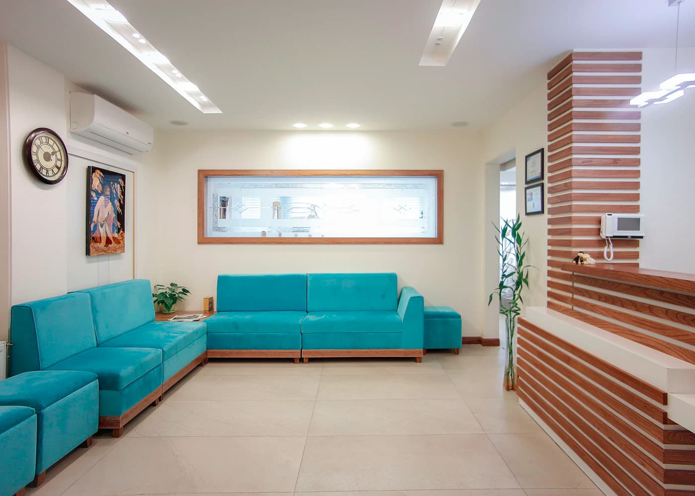 Warm and quiet Oak Lane Dental waiting room